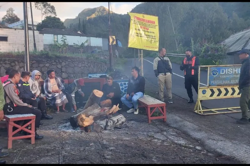 Petugas berjaga di pintu masuk akses menuju wisata Gunung Bromo