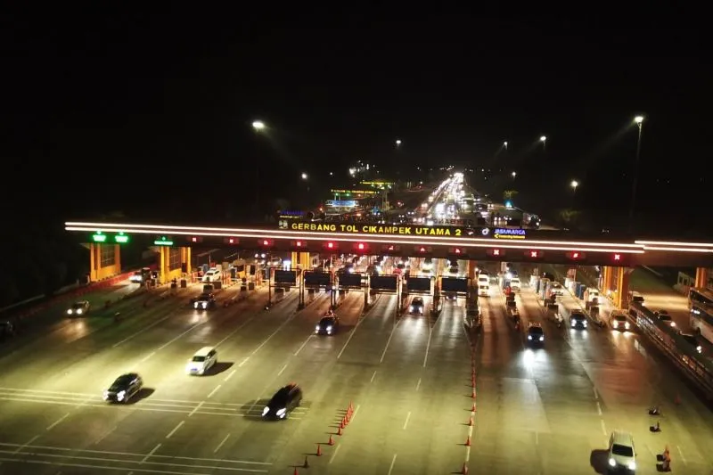 Arus lalu lintas di Gerbang Tol Cikampek Utama