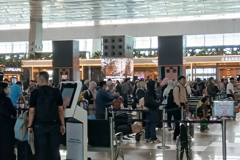 calon penumpang beraktivitas di area Terminal Bandara Soetta