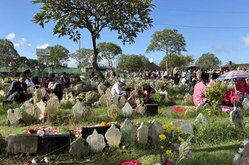 Ribuat umat Muslim dan lintas agama menjalankan tradisi ziarah 