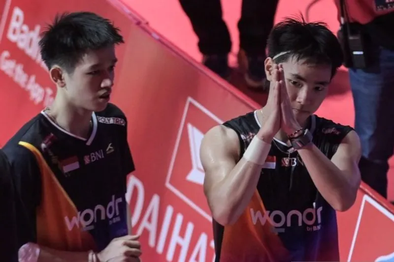 Pebulu tangkis ganda putra Indonesia Nikolaus Joaquin (kanan) dan Raymond Indra 