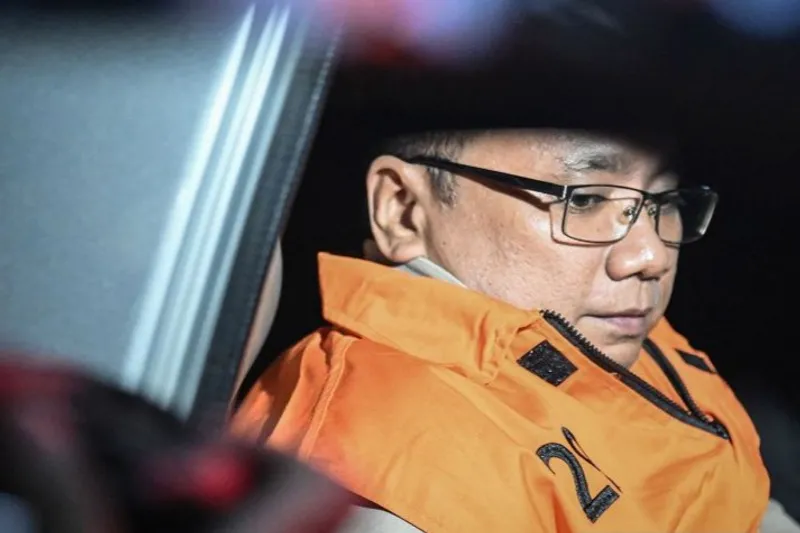 Yaqut Cholil Qoumas mengenakan rompi tahanan 