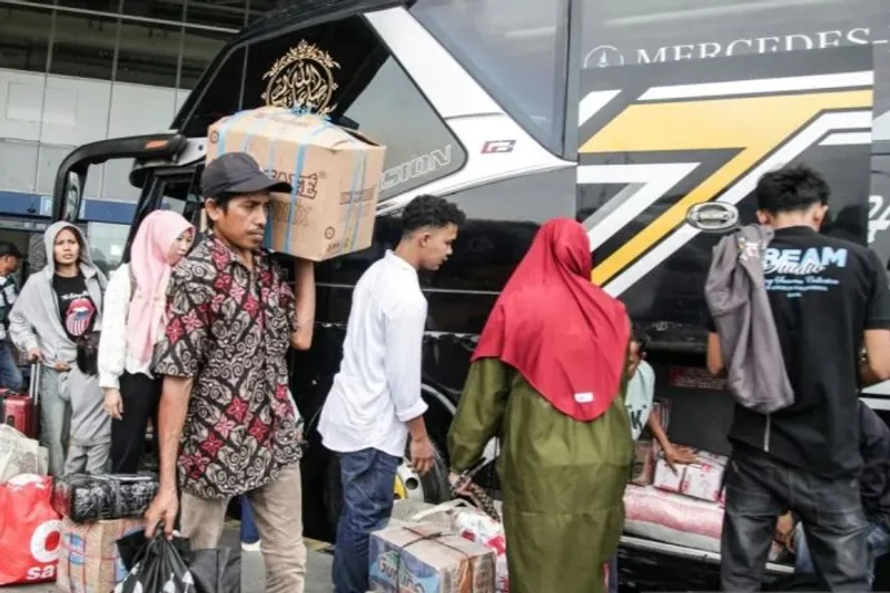 calon penumpang bersiap menaiki bus Antar Kota Antar Provinsi (AKAP