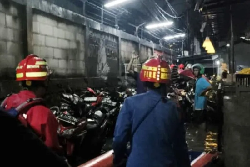 Petugas Suku Dinas Penanggulangan Kebakaran dan Penyelamatan (Gulkarmat) Jakarta Timur