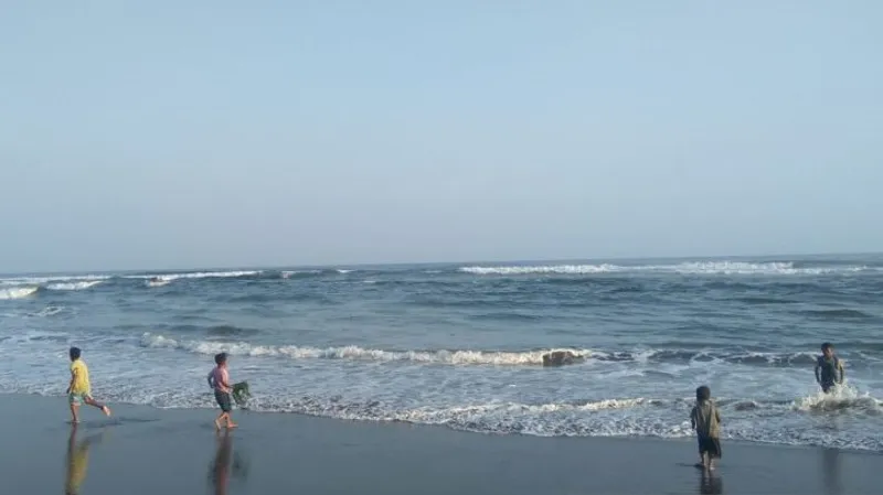 wisatawan berwisata di Pantai Sodong