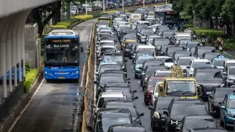 Bus Transjakarta melintas di Jalan Jenderal Sudirman