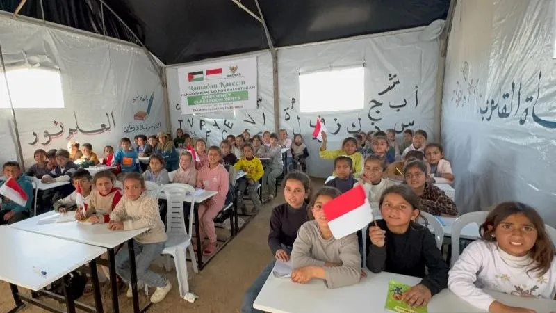 Anak-anak Palestina memanfaatkan fasilitas tenda kelas darurat