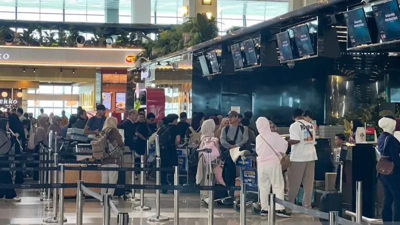 Sejumlah calon penumpang pesawat berjalan di Terminal 3 Bandara Soekarno Hatta