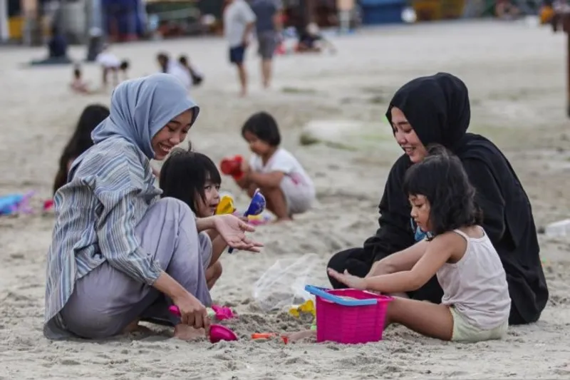 pengunjung bermain di Pantai Lagoon, Taman Impian Jaya Ancol