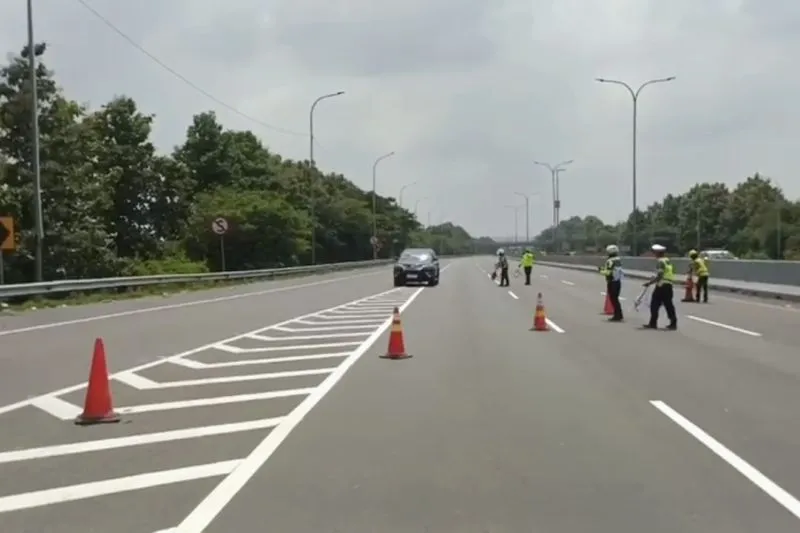 sterilisasi jalur jelang penerapan one way di jalan Tol Cipali. 