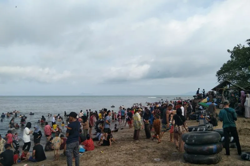 Sejumlah wisatawan padati kawasan Pantai Anyer