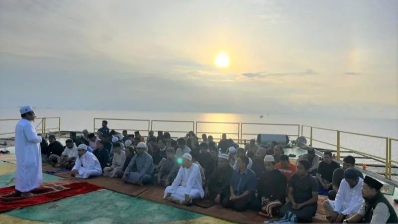 pengeboran lepas pantai melakukan Salat Idul Fitri di lokasi kerja 