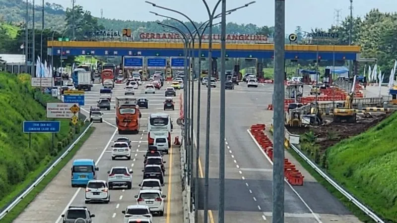 Kondisi arus kendaraan yang akan masuk Gerbang Tol (GT) Kalikangkung