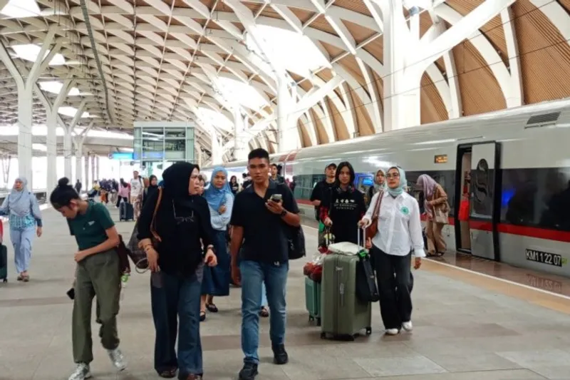 Penumpang kereta cepat Whoosh saat arus balik Lebaran 2026