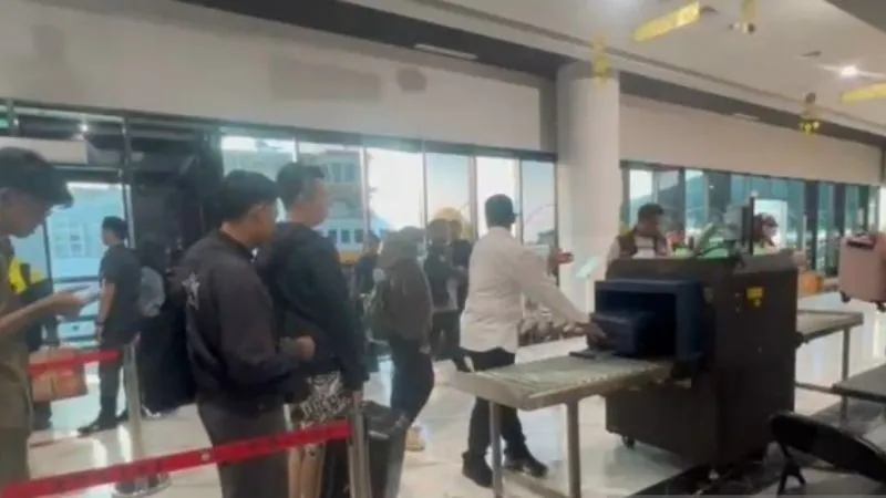 Pemindaian alat X-ray di Dermaga Eksekutif Pelabuhan Merak