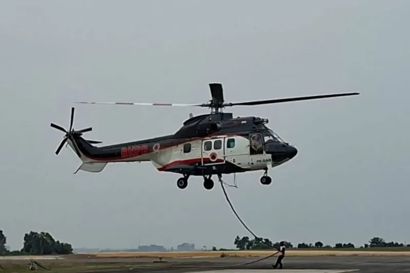 Helikopter waterboombing BNPB ketika sampai di Kota Pekanbaru