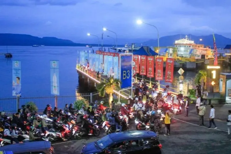 menunggu giliran masuk kapal di Pelabuhan Ketapang