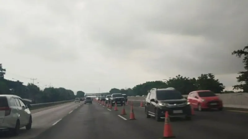 Contraflow di jalan Tol Jakarta-Cikampek