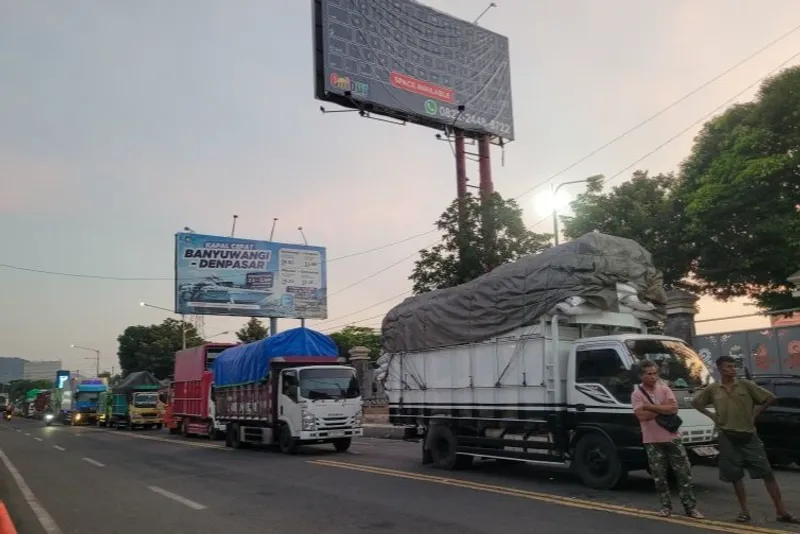 Truk logistik antre di jalan arteri depan pintu masuk Pelabuhan Ketapang
