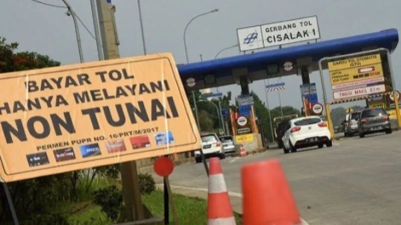 transaksi nontunai menggunakan kartu e-Toll di Gerbang Tol Cisalak I