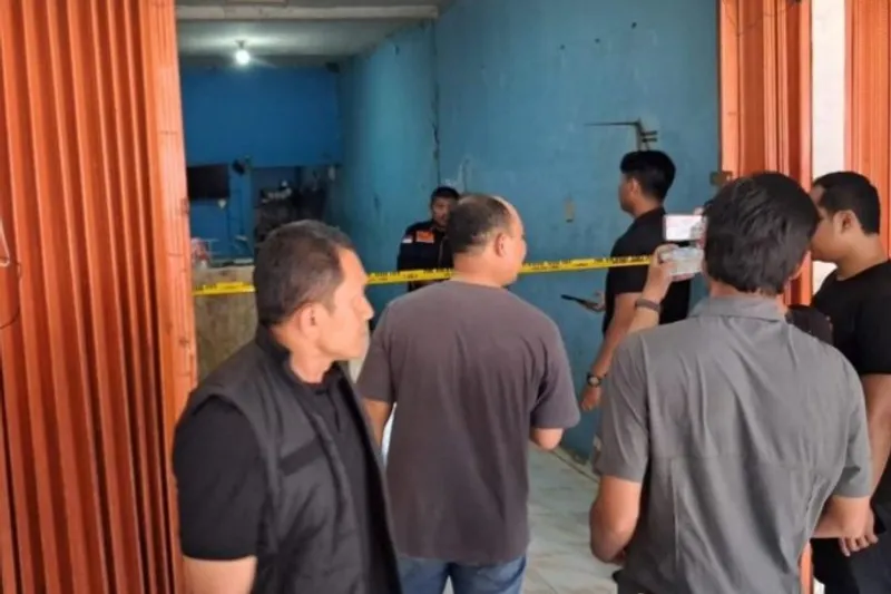 olah TKP penemuan mayat di kios Ayam Geprek