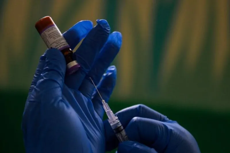 Seorang dokter menyiapkan vaksin campak