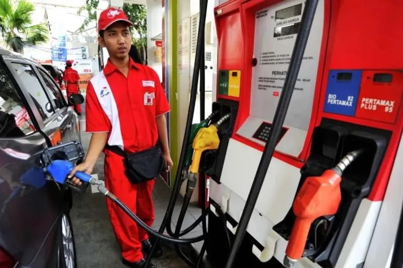Seorang petugas mengisi bahan bakar minyak jenis Pertamax 