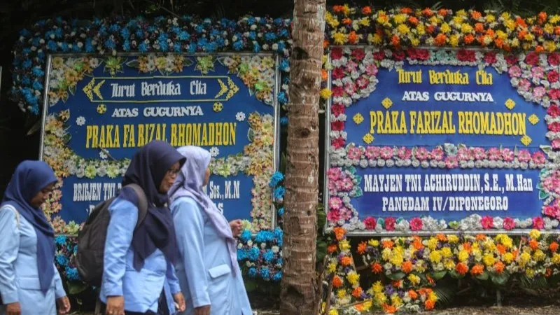 karangan bunga dukacita saat melayat di kediaman almarhum Praka Farizal Rhomadhon