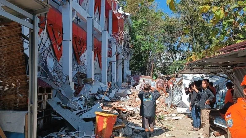 bangunan KONI Sario Manado yang rusak akibat gempa bumi  7,6 magnitudo