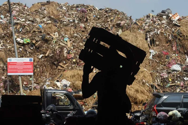 antarafoto-penumpukan-sampah-di-pasar-induk-kramat-jati-1775120586-1