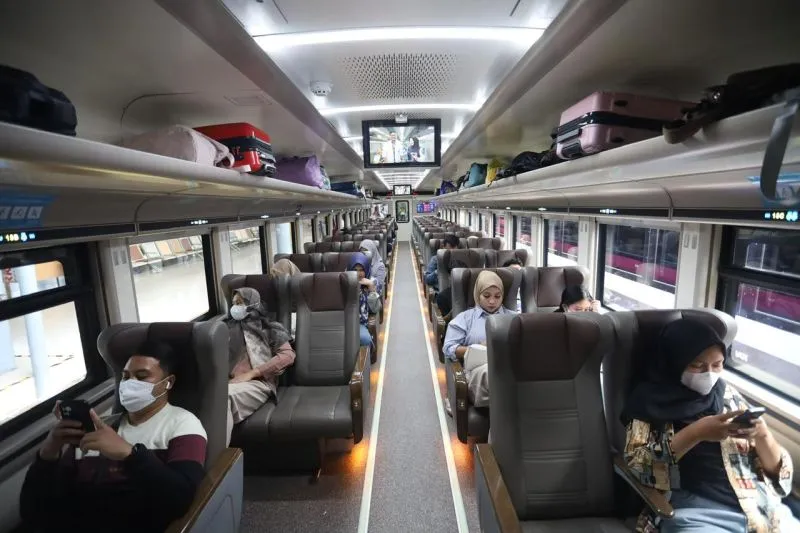 Penumpang kereta api. PT Kereta Api Indonesia (Persero) Daerah Operasi 1 Jakarta 