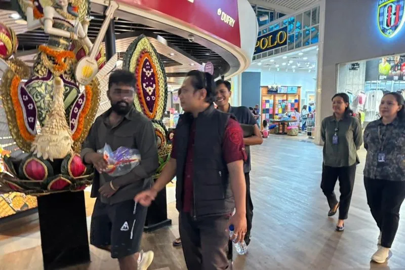 Petugas Rudenim Denpasar mengawal deportasi WNA India 