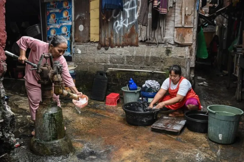 Warga memompa air tanah di kemanggisan jakarta