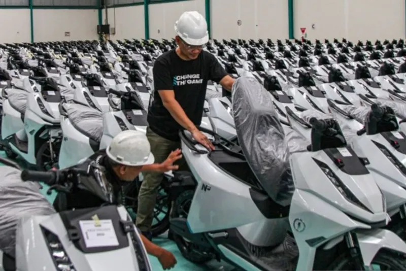 memeriksa sepeda motor listrik Alva N3 