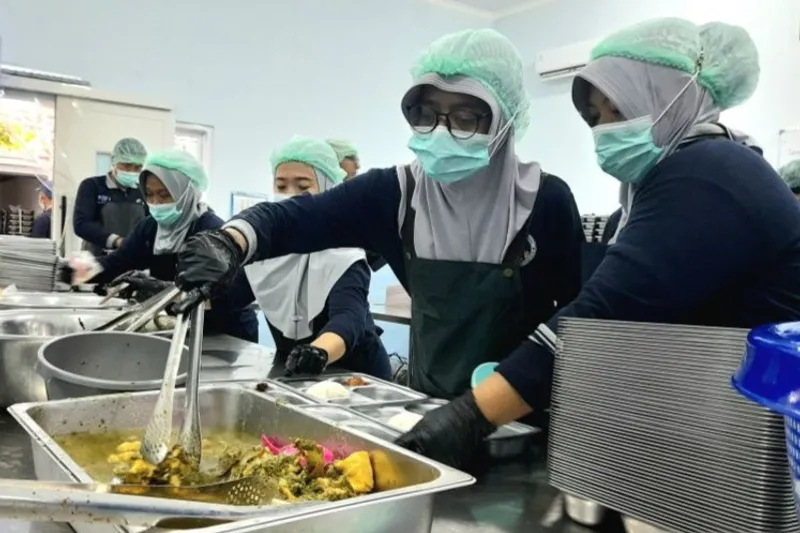 Petugas SPPG Kemayoran Harapan Mulia 