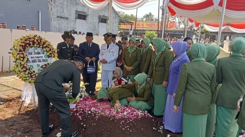 Pemakaman Kopda Anumerta Farizal Rhomadhon Pemakaman Kopda Anumerta Farizal Rhomadhon di Taman Makam Pahlawan (TMP) Giripeni, Kabupaten Kulon Progo, Daerah Istimewa Yogyakarta. Minggu (5/4/2026). ANTARA/Hery Sidik