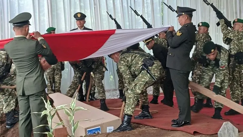 prajurit TNI Sersan Kepala (Anumerta) Muhammad Nur Ichwan Seorang prajurit TNI Sersan Kepala (Anumerta) Muhammad Nur Ichwan dimakamkan di Taman Makam Pahlawan Giri Dharmoloyo, Kota Magelang, Jawa Tengah, Minggu (5/4/2026). ANTARA/Heru Suyitno