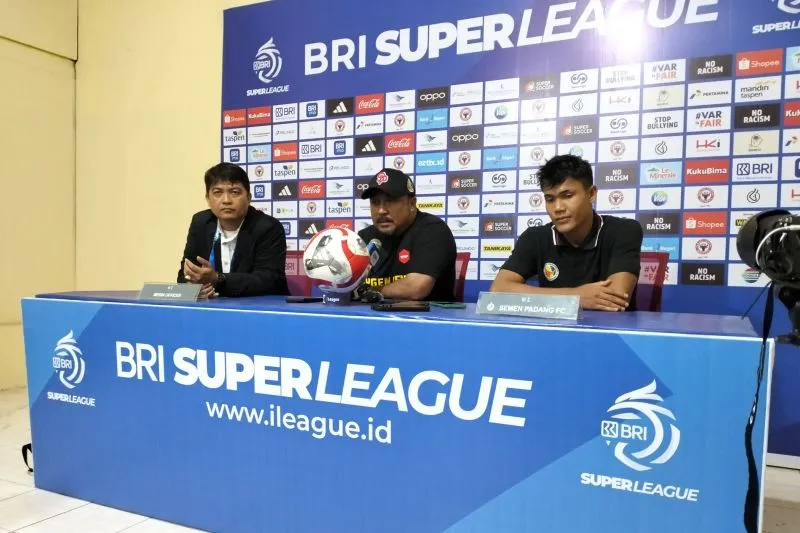 Pelatih Semen Padang FC Imran Nahumarury 