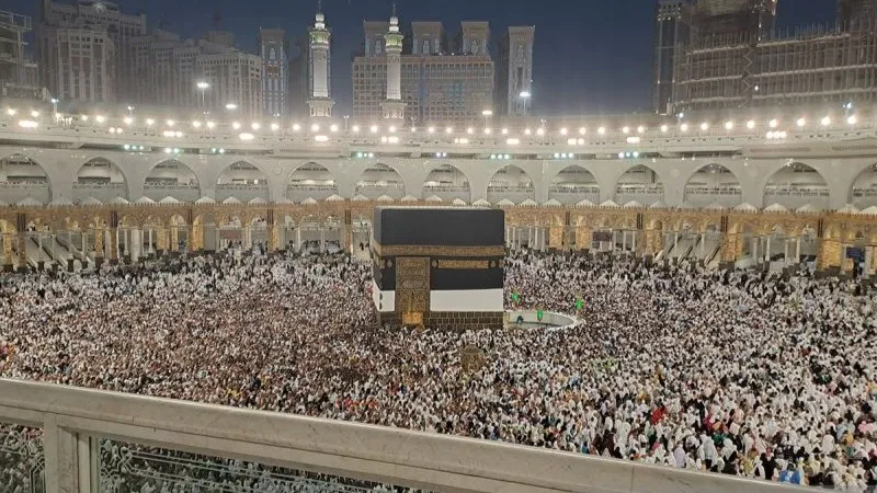 Jamaah calon haji melakukan tawaf atau memutari Kabah 