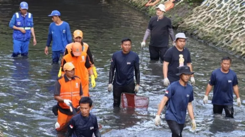 kerja bakti penangkapan ikan sapu-sapu di kali Cideng
