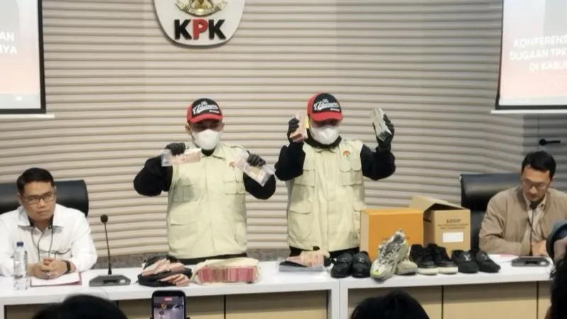 Petugas KPK menunjukkan barang bukti kasus dugaan korupsi Bupati Tulungagung di Gedung Merah Putih KPK, Jakarta, Sabtu (11/4/2026). ANTARA/Bagus Ahmad Rizaldi