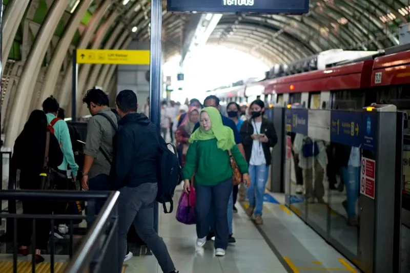 penumpang berjalan di peron saat proses naik dan turun di Stasiun LRT Jabodebek
