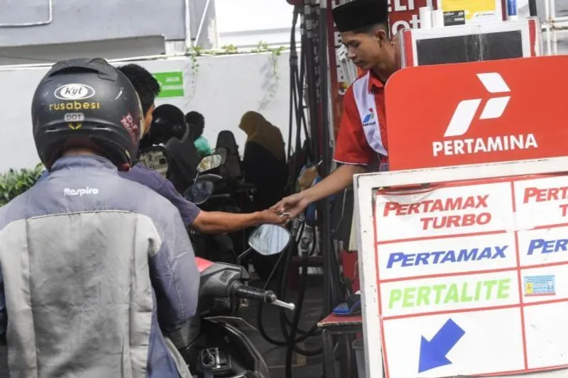 Petugas melayani pembeli bahan bakar minyak (BBM)