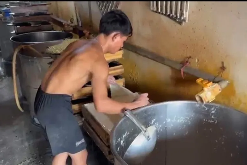 Aktivitas produksi tahu-tempe rumahan di Jalan Flamboyan