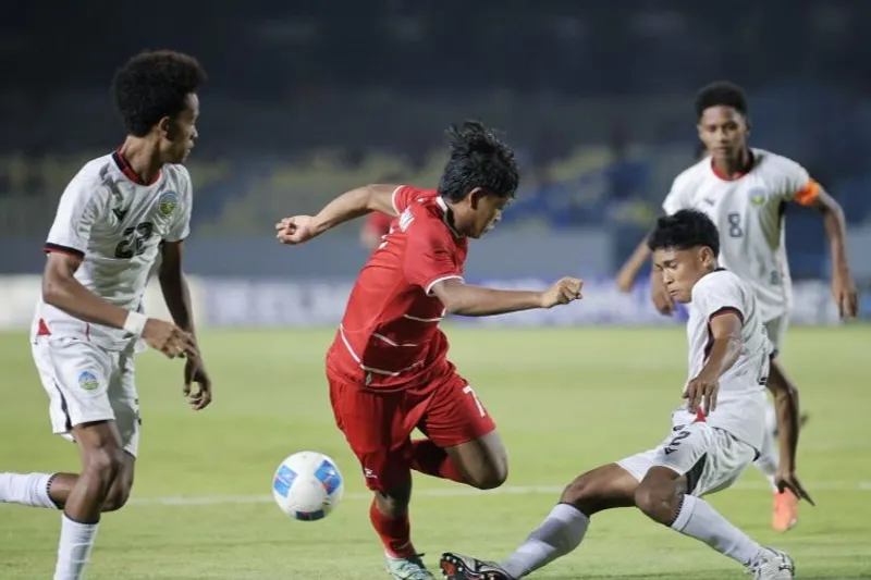 Pesepak bola Indonesia Dava Yunna (tengah)