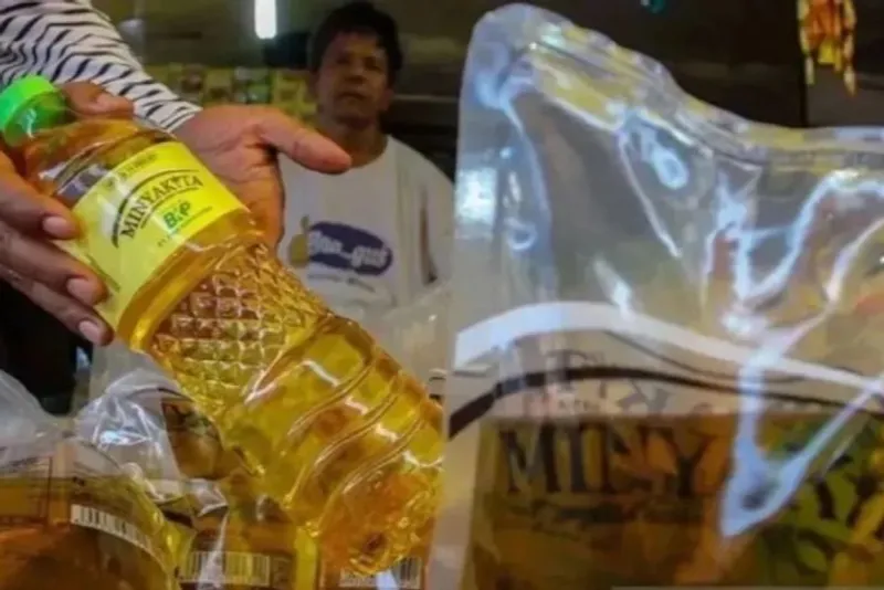 Pedagang memperlihatkan minyak goreng kemasan bersubsidi Minyakita 