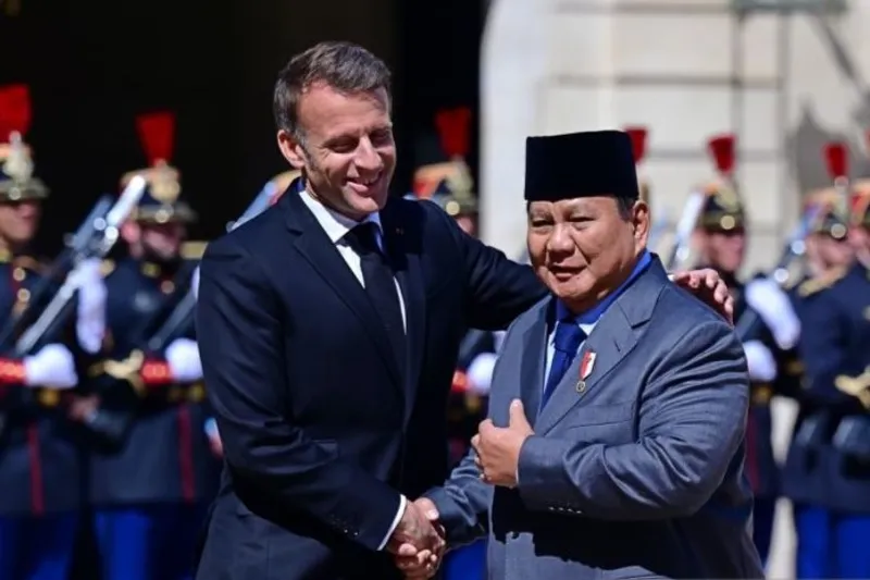 Presiden Prancis Emmanuel Macron (kiri) menyambut Presiden Prabowo Subianto 