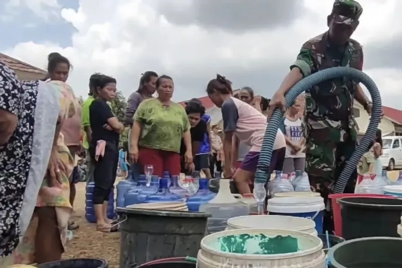 mengantre pembagian bantuan air bersih