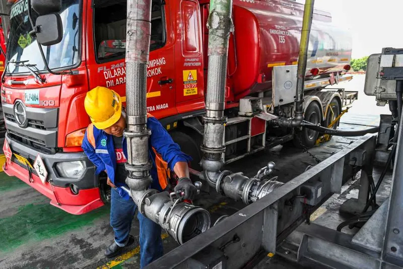 antarafoto-pelayanan-distribusi-bbm-tetap-terjaga-1776434770-1