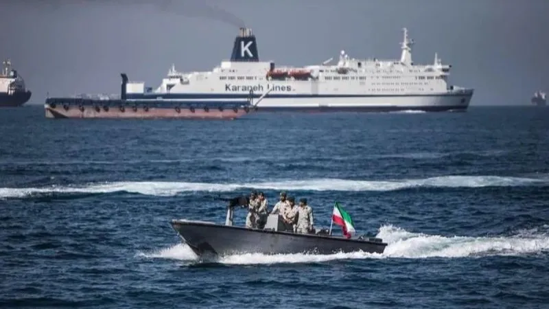 Tentara Iran berpatroli di Selat Hormuz